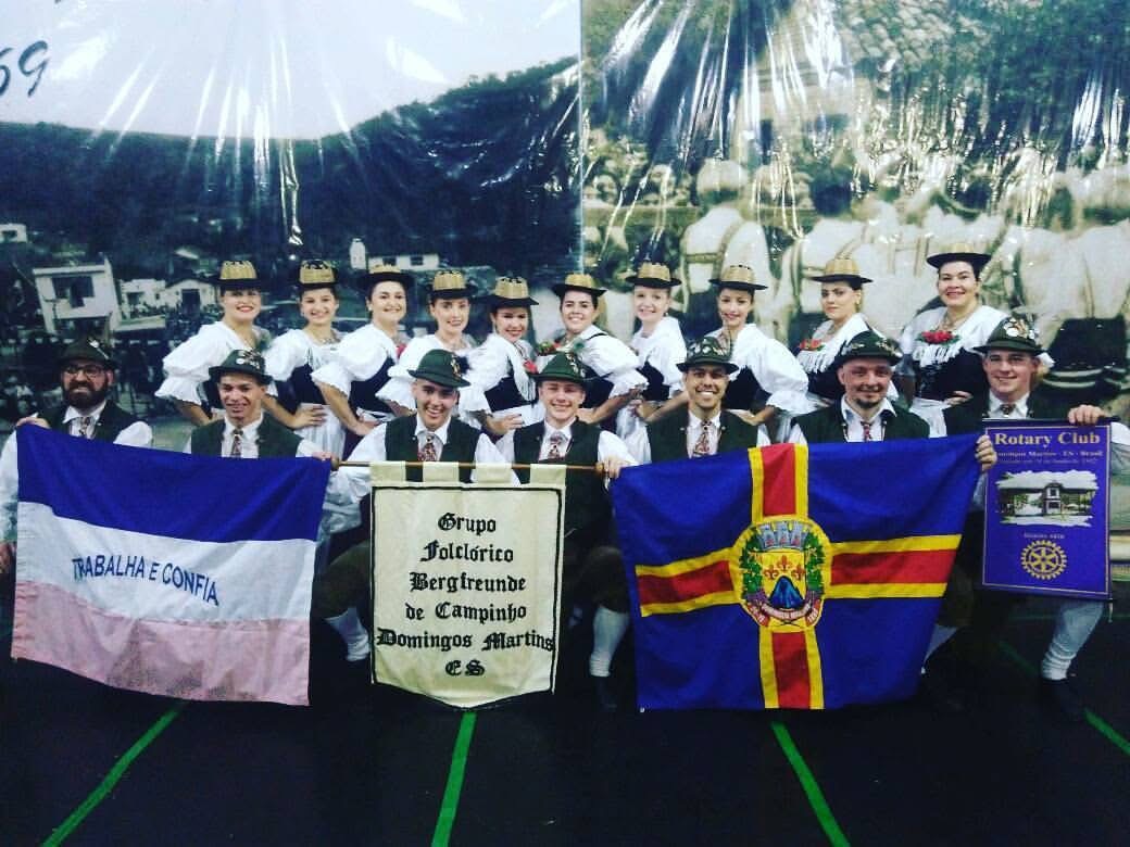 Nínive e Grupo Folclórico Bergfreunde em sua apresentação na Festa Alemã do Bairro Borboleta, em Juiz de Fora, Minas Gerais. Essa foi a primeira viagem de Nínive com o grupo, aos 14 anos, e ela a descreve como um “sonho”. 
Foi a última foto tirada pelo grupo completo antes do acidente rodoviário que o impactou fortemente.